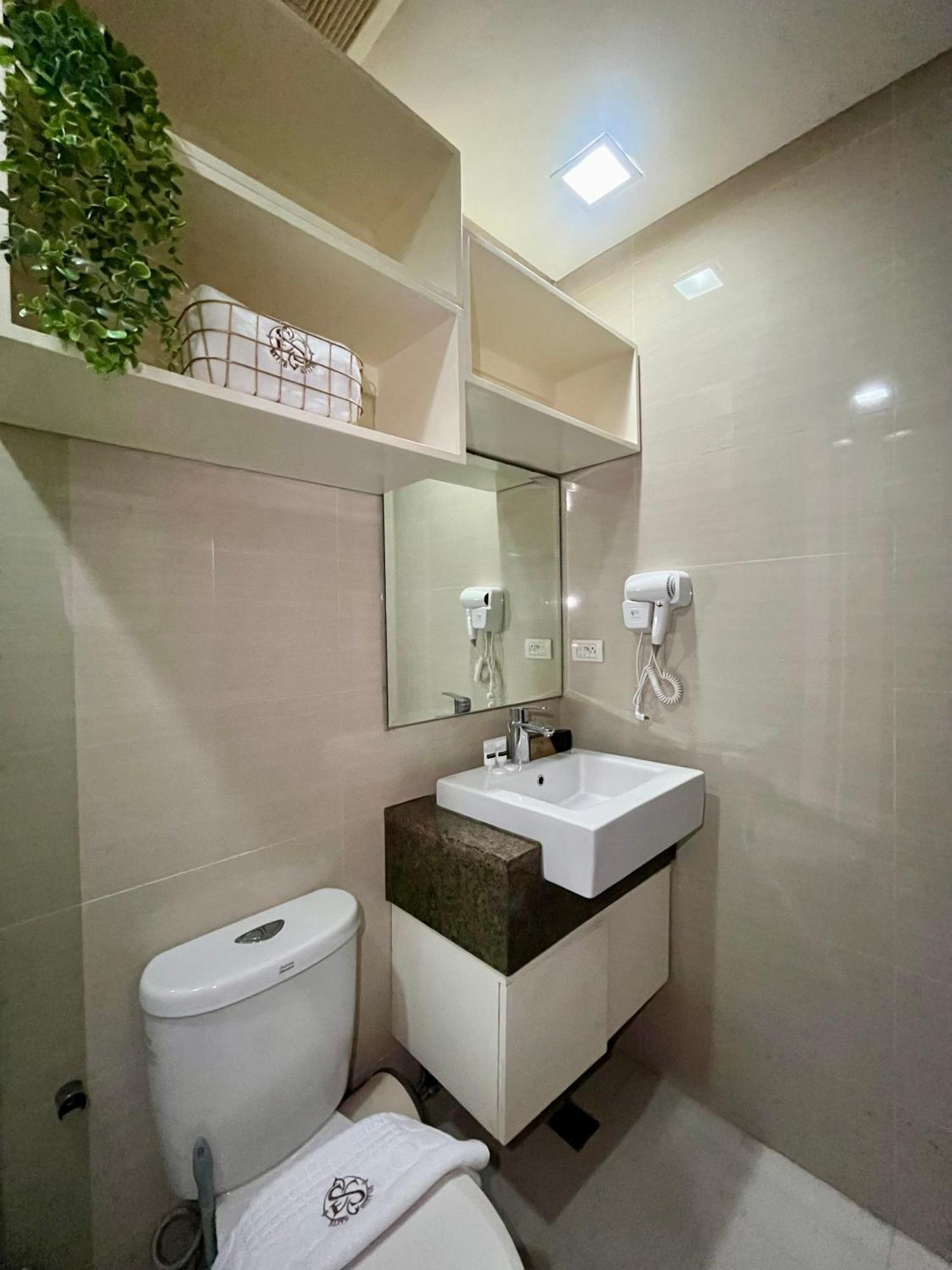 Greenbelt Hamilton Tower 1 Makati City Exterior photo