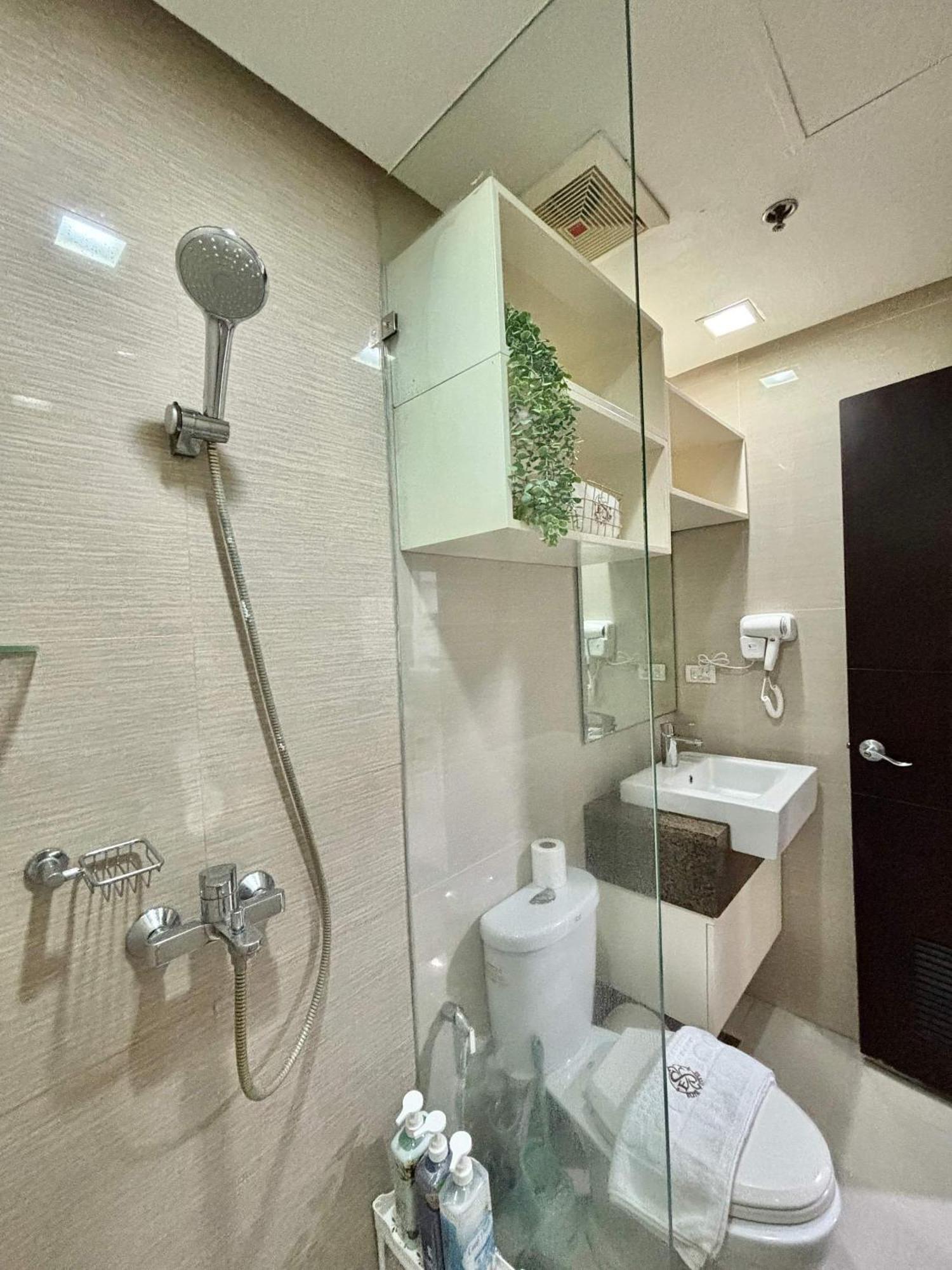 Greenbelt Hamilton Tower 1 Makati City Exterior photo